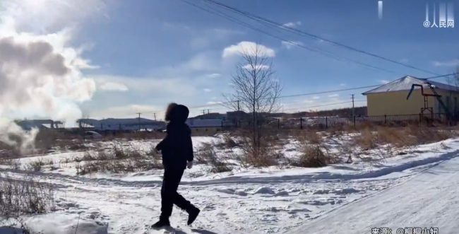在东北玩"泼水成冰"变成云飘走了 东北的云都是自己动手做的吧