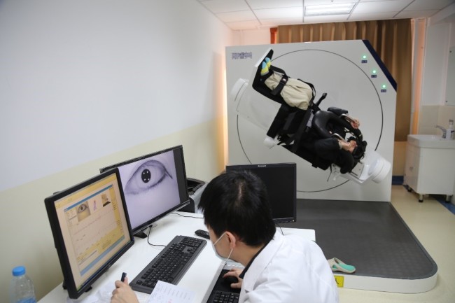 女子熬夜躺玩3天手机后眩晕就医，具有自限性，易复发