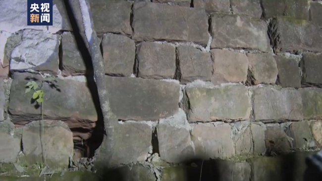 现场痕迹显示胡鑫宇曾在围墙上活动：现场最新细节披露