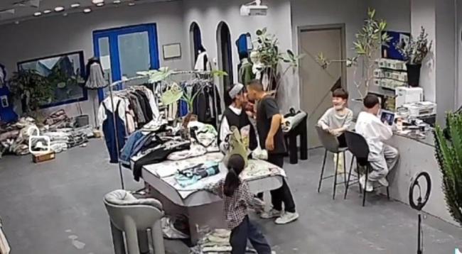 当爸爸挑起妈妈下巴亲吻，孩子们傻眼：太会撩了