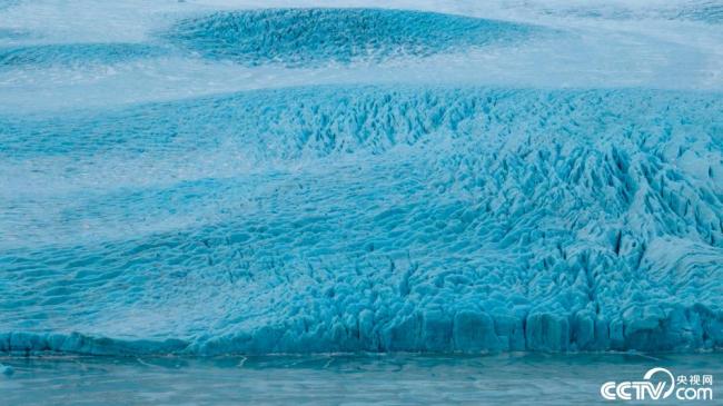 冰島：靜謐藍色絕美冰川泄湖震撼人心