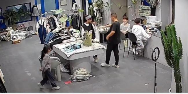 当爸爸挑起妈妈下巴亲吻，孩子们傻眼：太会撩了