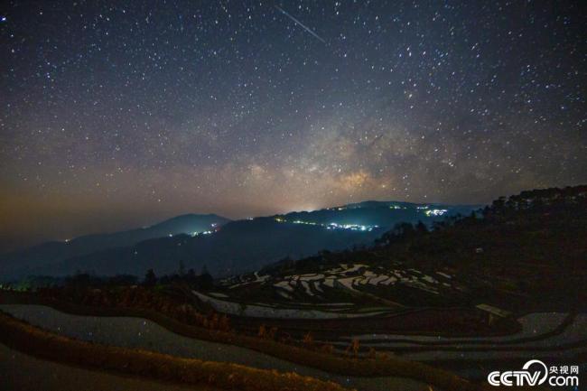 云南红河：哈尼梯田倒映繁星点点
