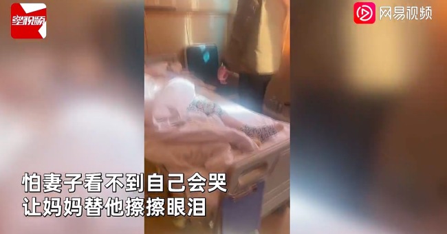 妻子手术还没醒，丈夫要回部队复命，不舍抚摸妻子要妈妈替他擦泪