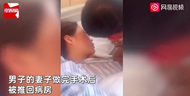 妻子手术还没醒，丈夫要回部队复命，不舍抚摸妻子要妈妈替他擦泪