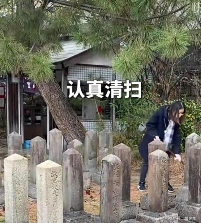 女生祭拜埋葬在日本的中国烈士，摆正国旗放下辽宁号照片 泪目了
