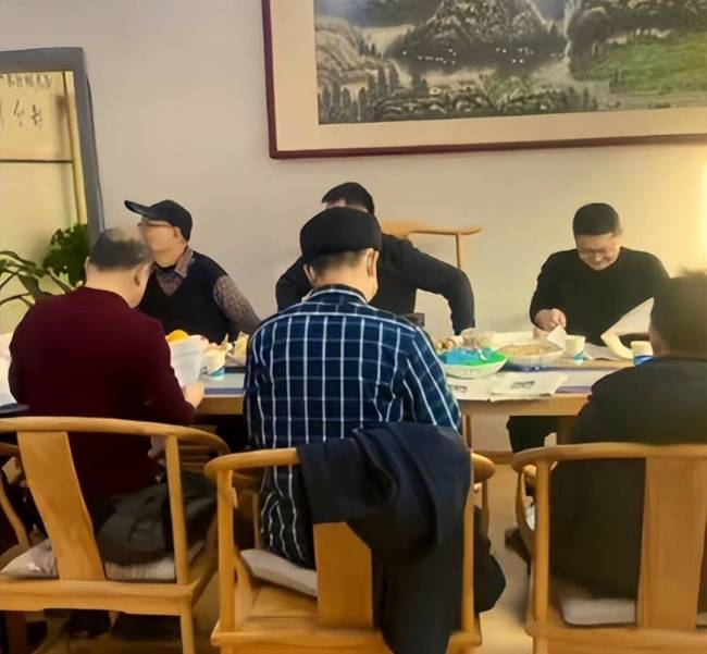九科老师一起上门家访查作业，组团家访是否走形式？身份遭网友质疑