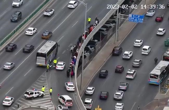 北京国贸桥上一大客车冒烟，50余游客被交警及时疏散了！