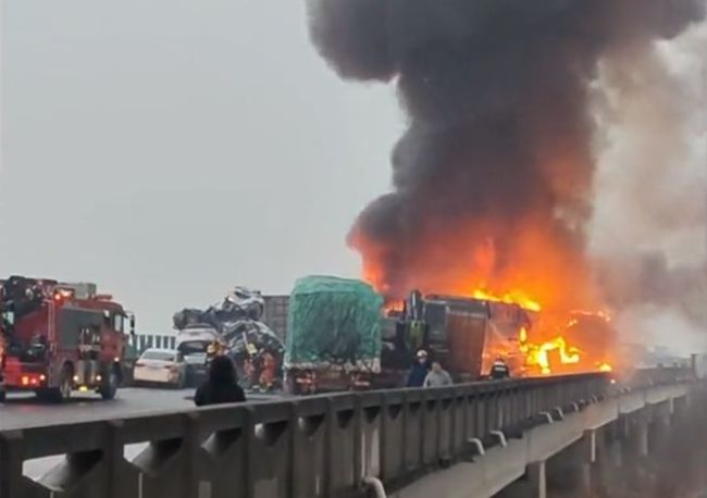 湖南多车追尾 有医院接诊40多名伤者，10多辆小车报废