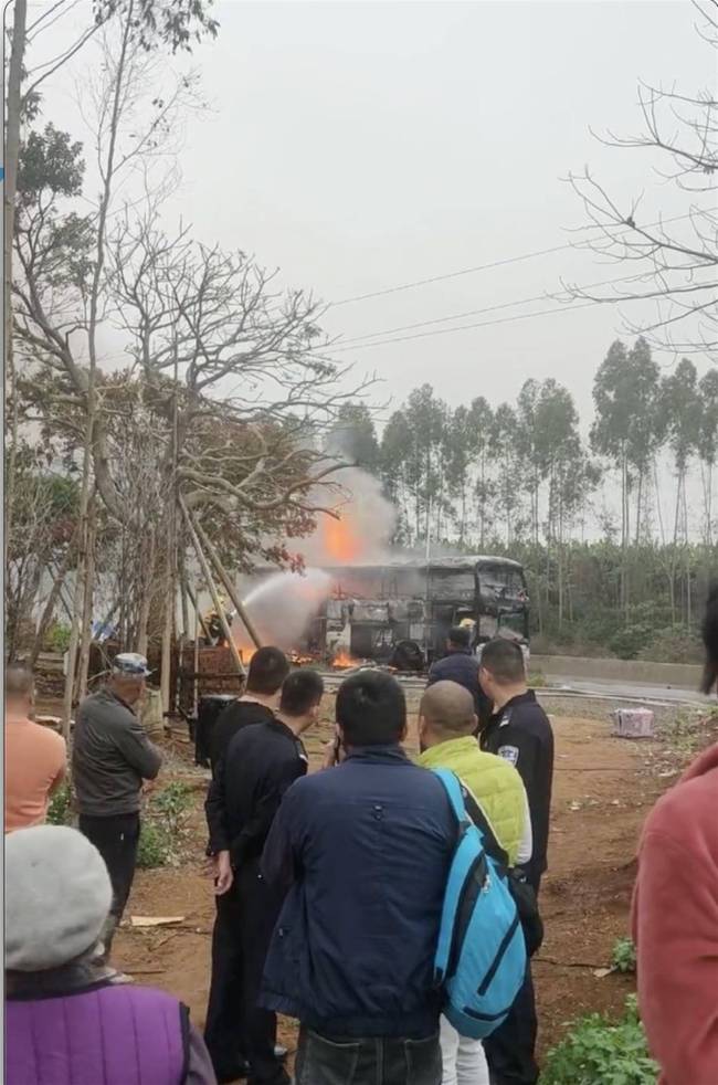 广东大巴起火 乘客提行李快速逃生:不一会车就被烧成空架子