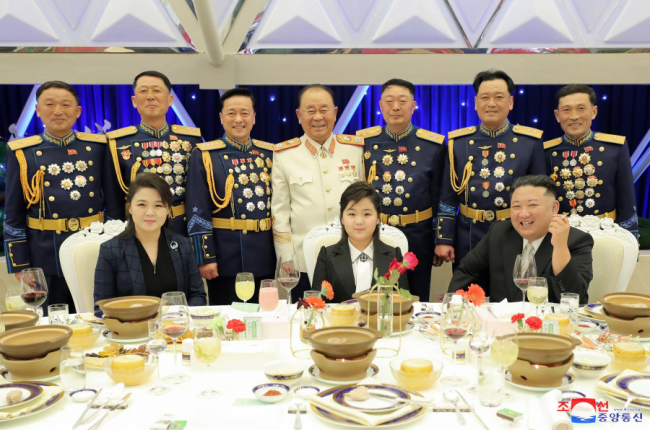 现场！金正恩与女儿手牵手出席建军节庆祝宴会 合影照片曝光