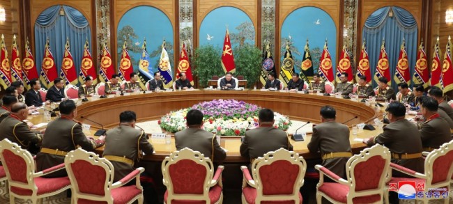 金正恩出席朝军委扩大会议：完善战争准备
