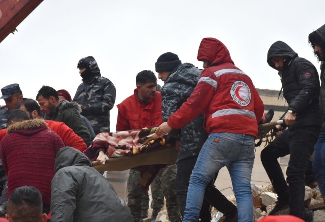 缺水缺电、经济崩溃、遭遇制裁……震后的叙利亚雪上加霜，民众赤手挖掘废墟