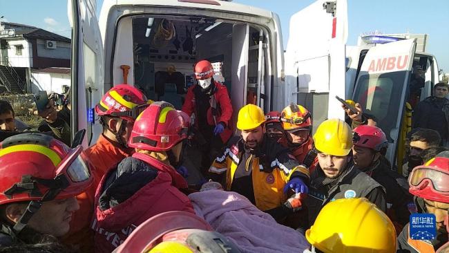 中国救援队与土耳其救援队合作救出一名女性幸存者