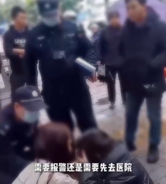 柳州一男子当街殴打女子20多分钟，还扇了围观群众一巴掌 男子尚未抓捕归案