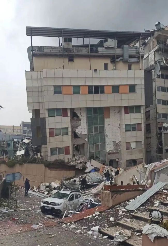 ▲土耳其，一所地震后坍塌的医院。受访者供图