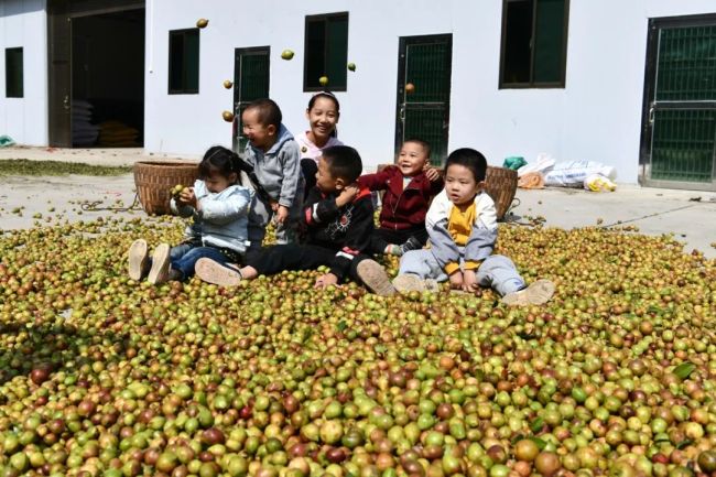 “降低法定婚龄到18岁”引热议 网友：大可不必吧！