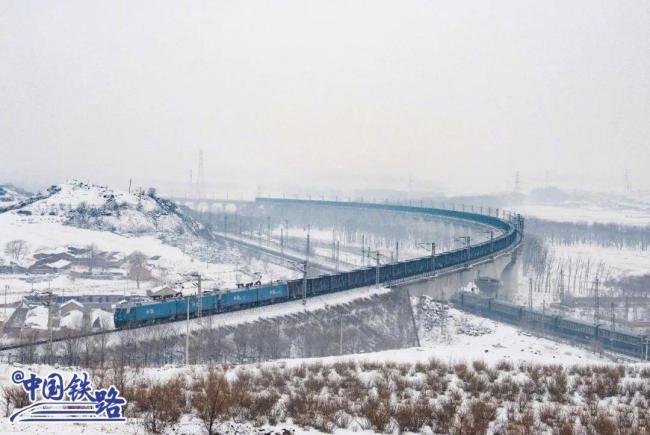 大雪中行进的列车，有多美？