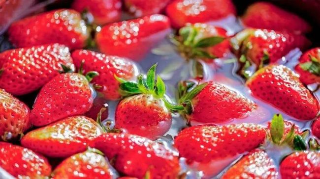 草莓打农药和激素还能放心吃吗 草莓四宗罪是真的吗？