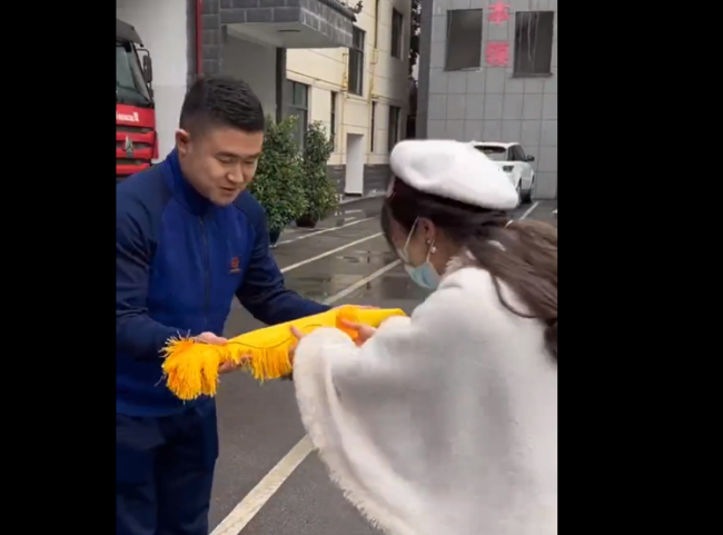 女孩落水被救给消防站送“YYDS”锦旗 懂得感恩的女孩要好好生活哦
