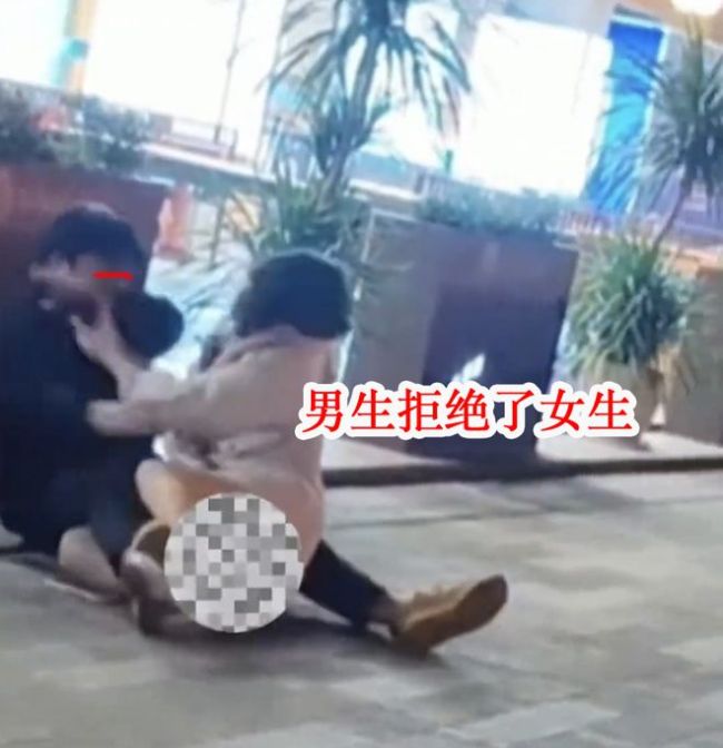 女孩表白被拒后 当街扑倒男生，网友：男孩子在外要保护好自己