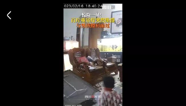 客厅吊灯坠落险砸中男童 掉落瞬间曝光很惊心