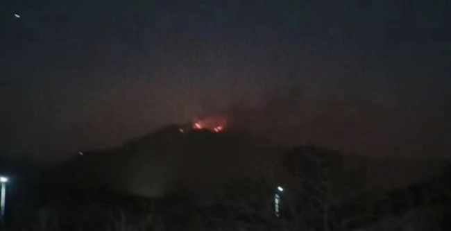 辽宁千山景区发生山火 15辆车前去救援目前已控制起火原因调查中