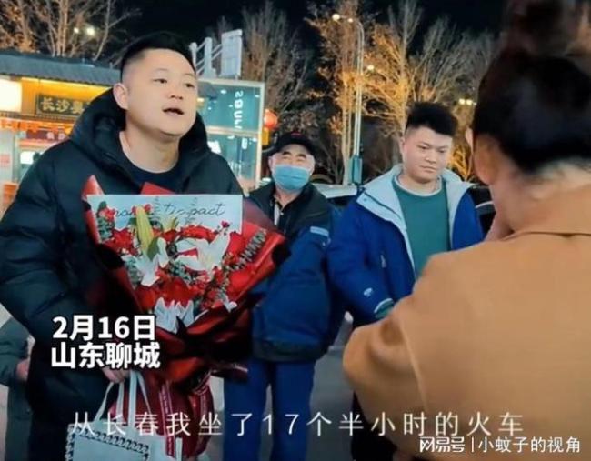 小伙坐17小时火车去求婚 一大篇情话震惊了路人