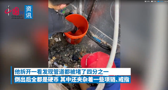 男子清下水道找到金项链 