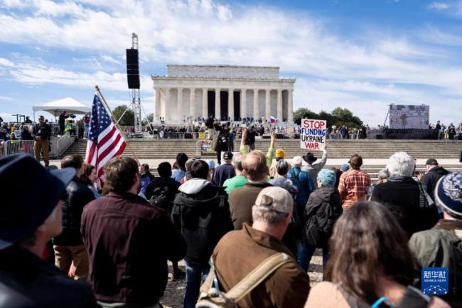 美国华盛顿：上千反战人士集会抗议