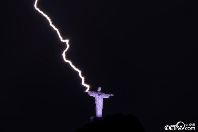 巴西里约热内卢：闪电击中耶稣像