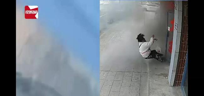 男子扮乞丐直播遇爆炸被甩飞吐血，当场倒地不起抽搐！