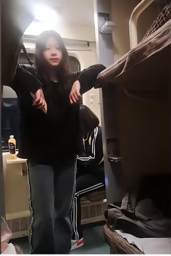 男子睡卧铺打呼噜 上铺女子一脸无奈：充满“杀意”！