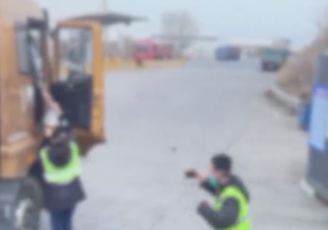 收费站给司机送饭疑摆拍 目前还在证实