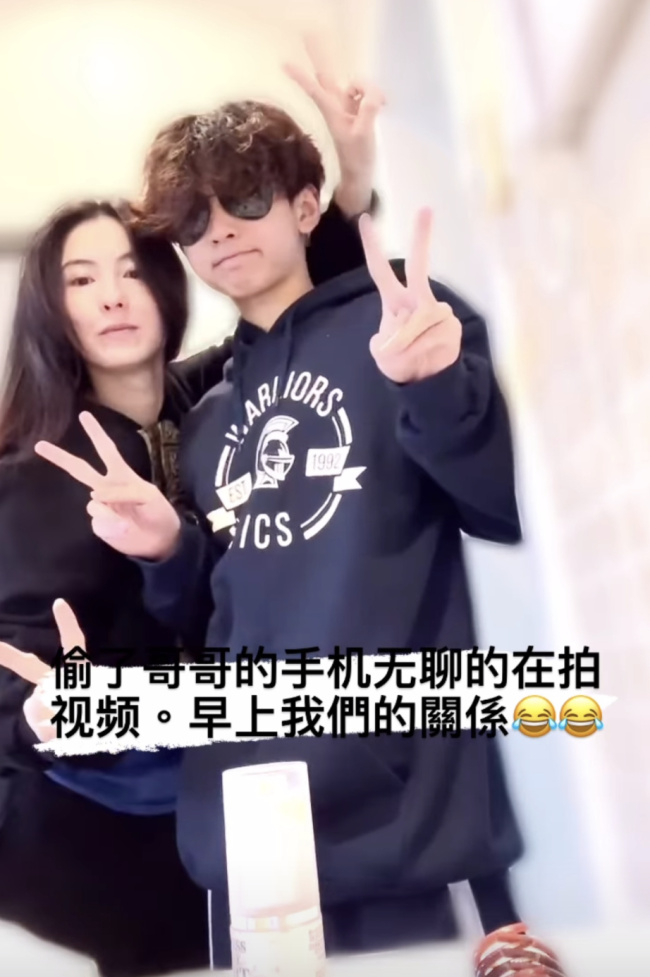 张柏芝与次子花式摆拍，越来越像谢霆锋 身高已经超过妈妈