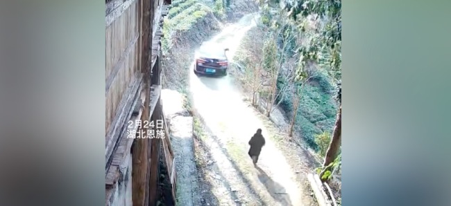 女子外出务工孩子大哭