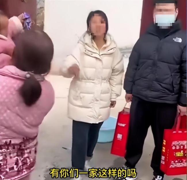 夫妻把娃丢亲戚家不过问还嫌照顾得不好 网友：不懂感恩的人不会幸福