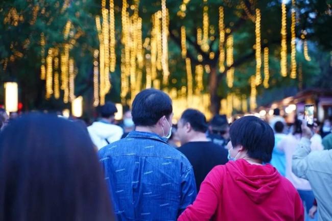 可以预见，五一假期出游的人群将挤满旅游地。/图虫创意