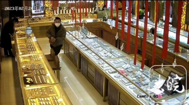 男子当店员面抢走金项链 事发前男子在街上徘徊3个多小时