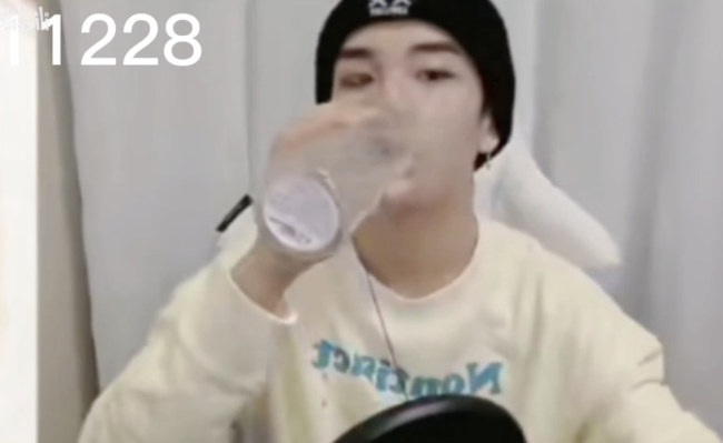 黄子弘凡又直播教喝水了  咋一看很离谱