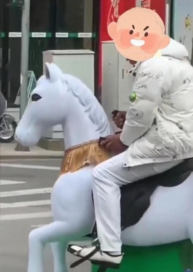 男子街上骑玩具车被制止 网友：骑白马的不一定是王子  