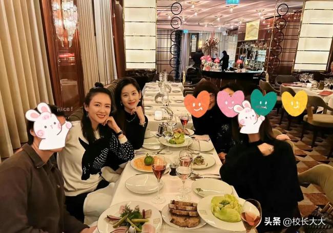 章子怡章泽天聚餐合照 网友：美女姐姐贴贴  