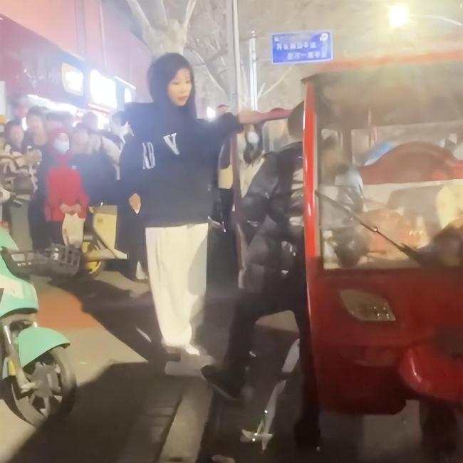 临沂大人女孩被警方带走 声称“我10块都不给你”    