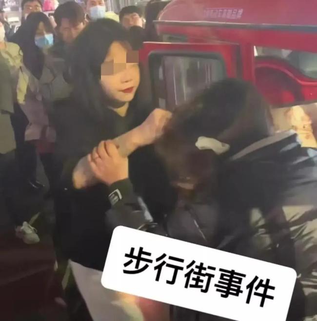 一女孩街头殴打40岁妇女：16岁网红小妹当街暴打40岁大妈
