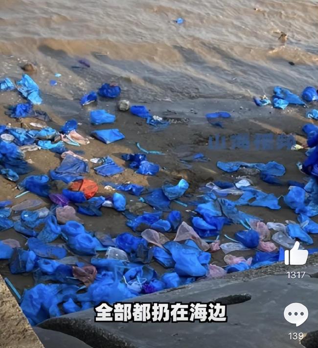赶海涨潮后发现遍地鞋套 清理的速度都没扔垃圾扔的快 