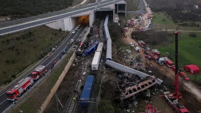 希腊列车相撞事故致大量伤亡 交通部长宣布辞职