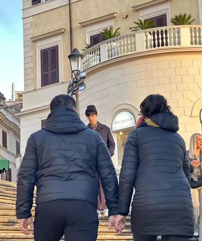 网友在西班牙偶遇肖战 网友：是谁又偷走了我的人生？ 