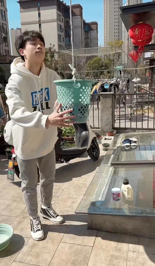 男子用垃圾桶甩干衣服！垃圾桶：没想到我可以干掉甩干机