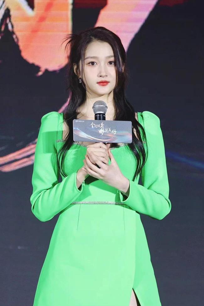 关晓彤荧光绿连衣裙造型 网友：姐姐的腿比我的命还长 