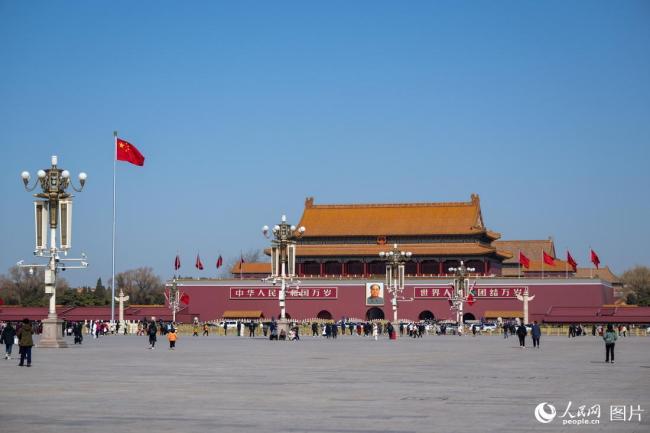 全國兩會召開在即 北京天安門廣場紅旗招展